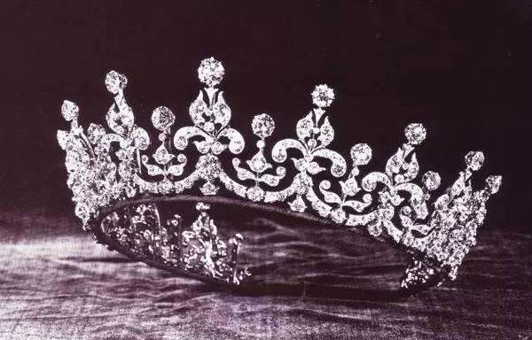 代表权利里和尊贵的王冠