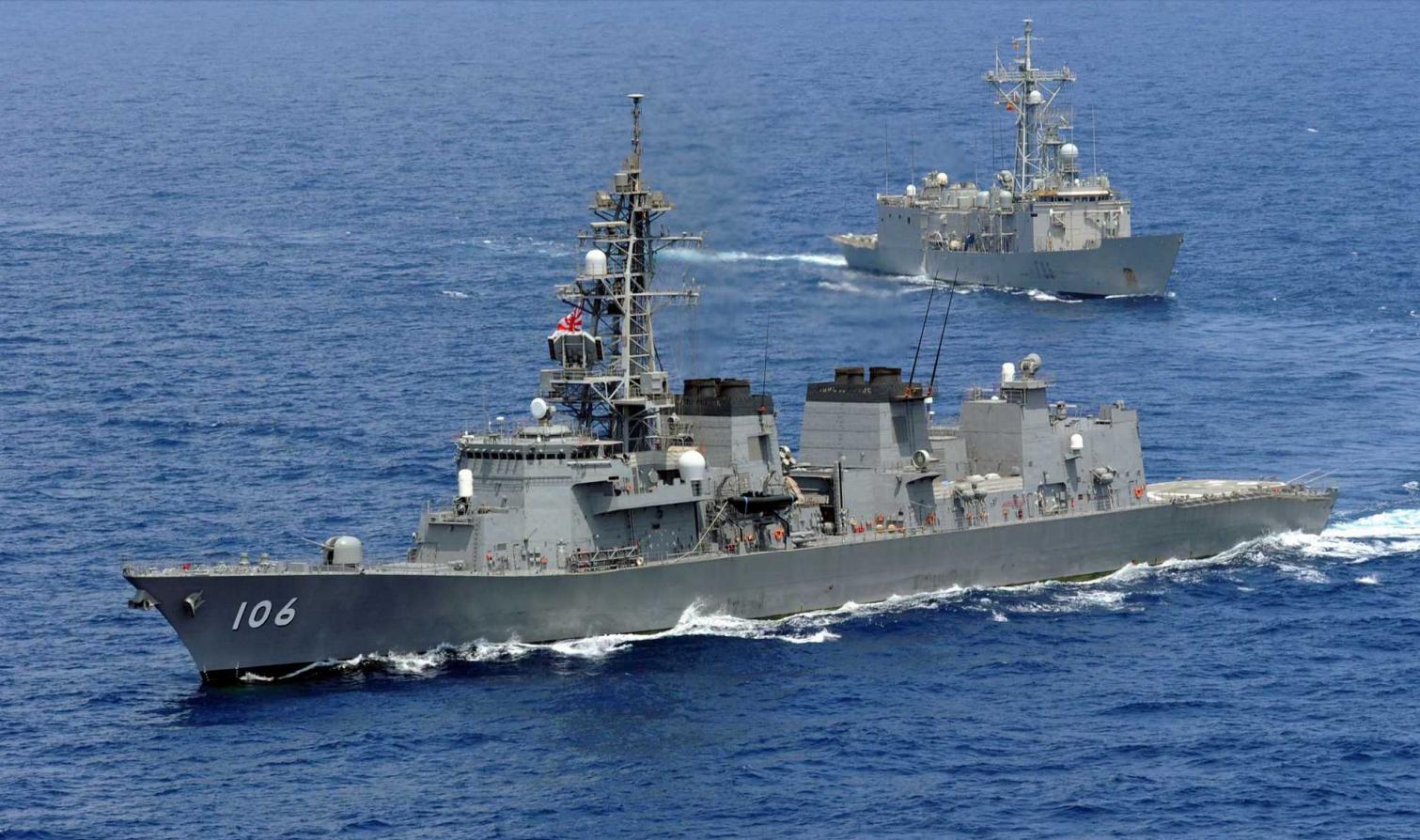 实施反海盗共同训练的"五月雨"号驱逐舰和"纳瓦拉"号护卫舰