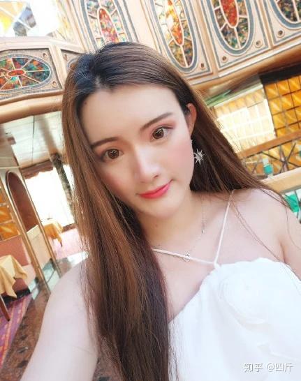     先是网红范美熙晒出和邢昭林的各种大尺度聊天记录和