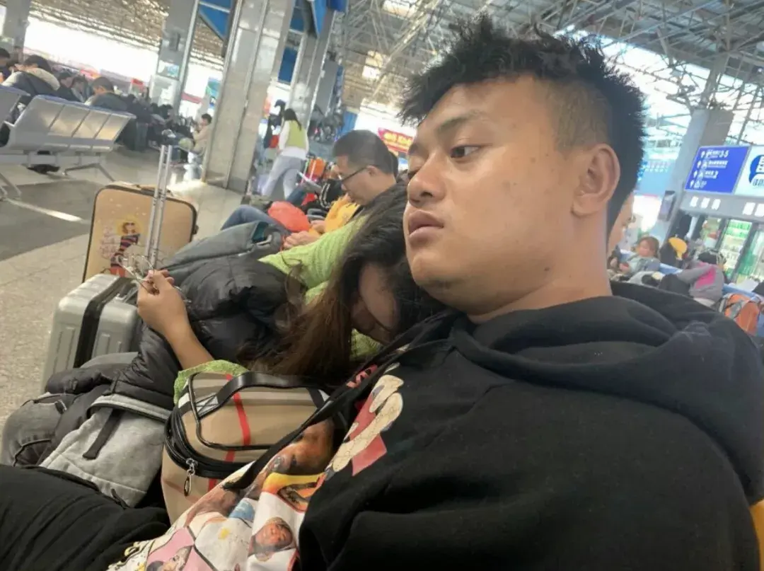 快手@红人馆馆长凉山彝族人akmc勇2012年从豆瓣小站起家,就算现在被