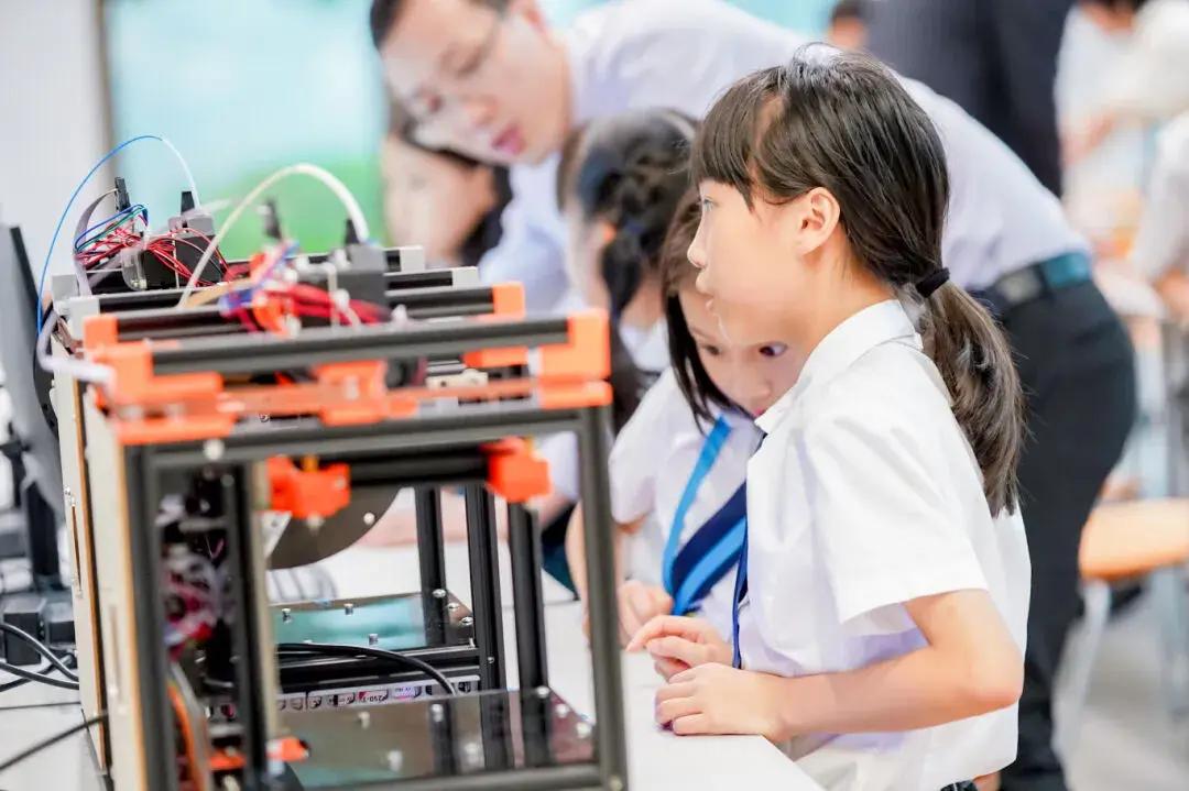 的发展态势,首年招收1至8年级(高中部也在计划中),学生人数接近200人