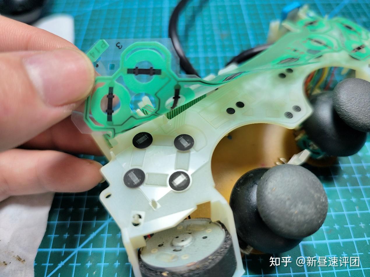 组柄和原装差多少两只ps2手柄的拆解和修复