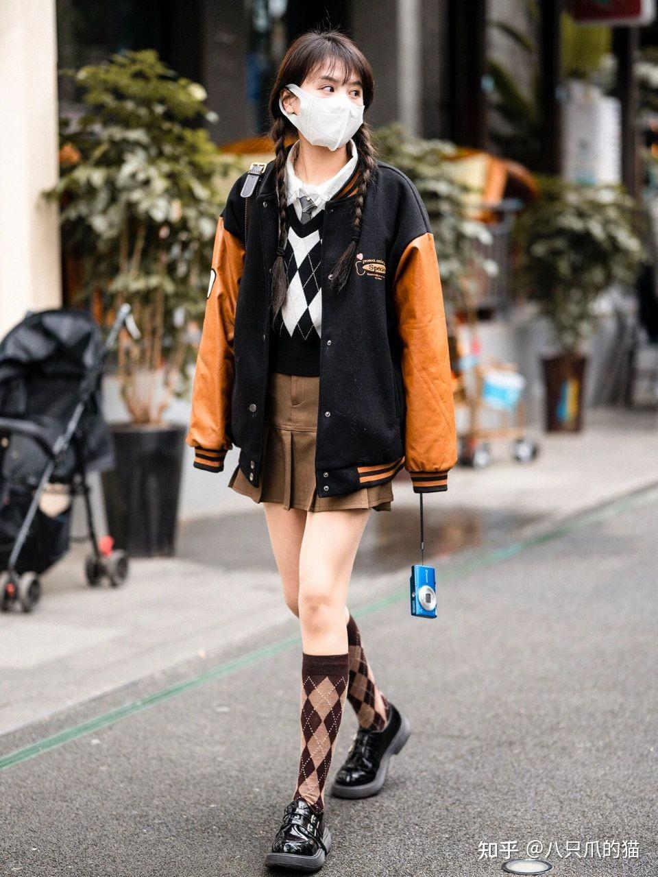 成都街拍女孩真敢穿上身过冬天下身过夏天出街赚足眼球