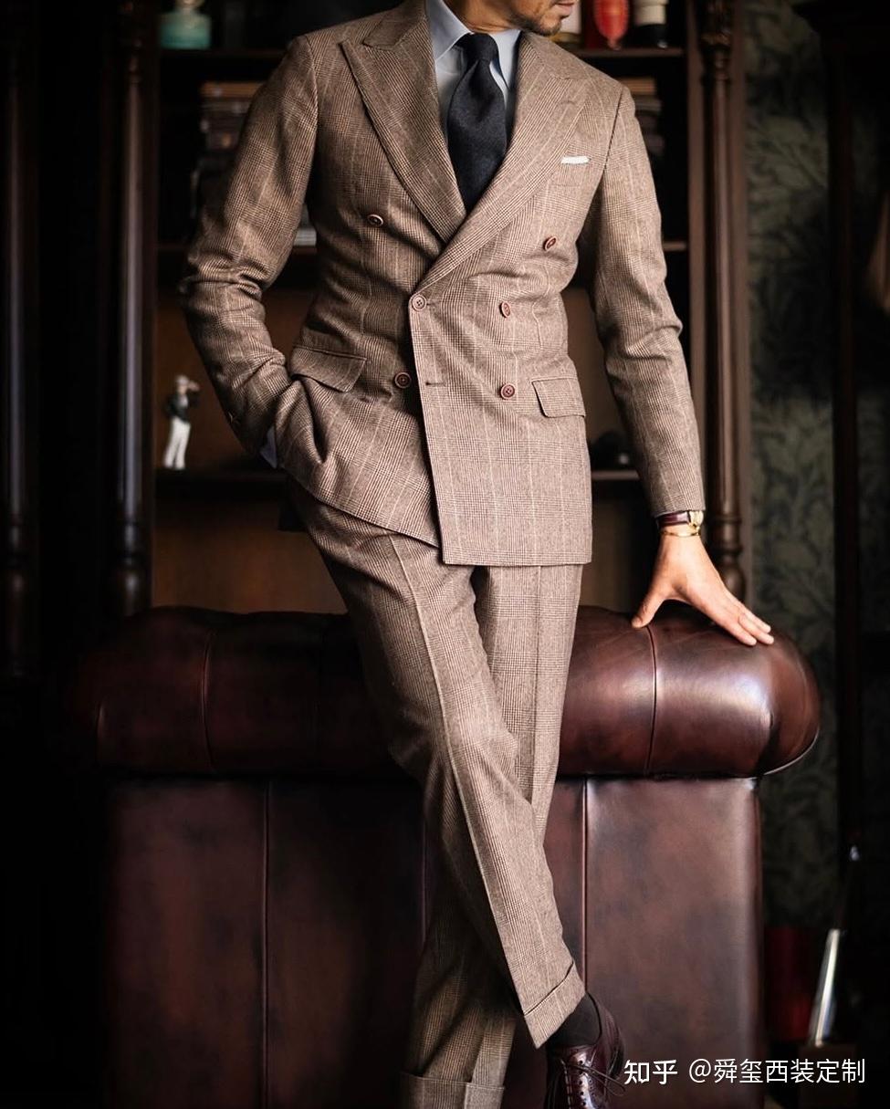 经典格纹双排扣西装,绅士魅力的诠释 👔