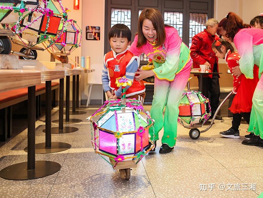 闹元宵滚灯车肯德基传承湖湘非遗