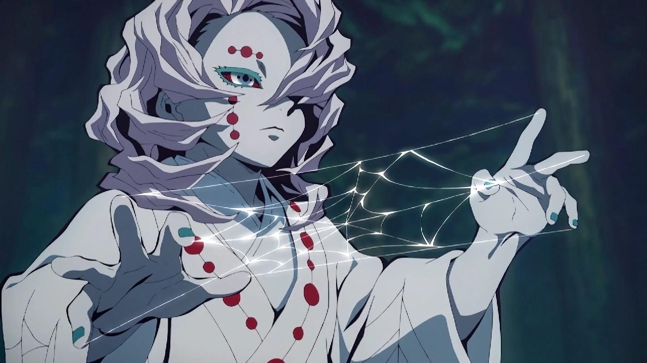 动漫成为鬼杀队一员后炭治郎拿着日轮刀它变成了赤黑色