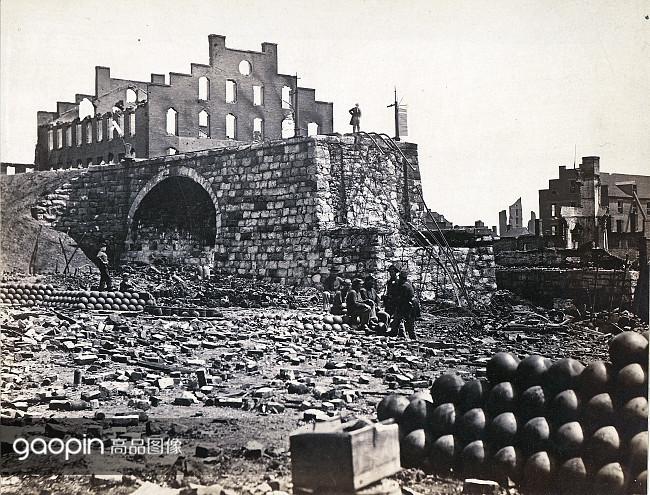 1865年4月,弗吉尼亚州里士满,曾经的军火库刚经历过一场战役已变成