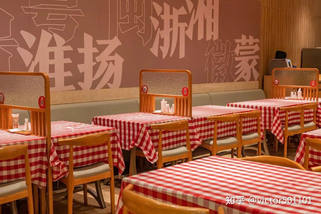 西贝莜面村的红白格桌布不仅能让顾客感受到整洁干净,同时传递着温馨