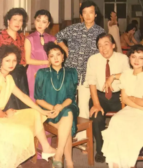 "尤氏"王贵娥,"邢夫人"夏明辉,"贾赦"李颉及"贾珍"李志新等人共同负责