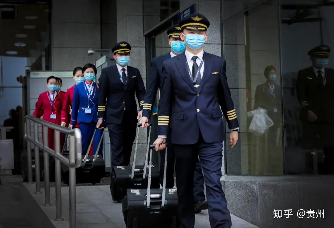 成为南航公费培养的飞行学员,学成毕业后回到南航从事飞行员岗位工作