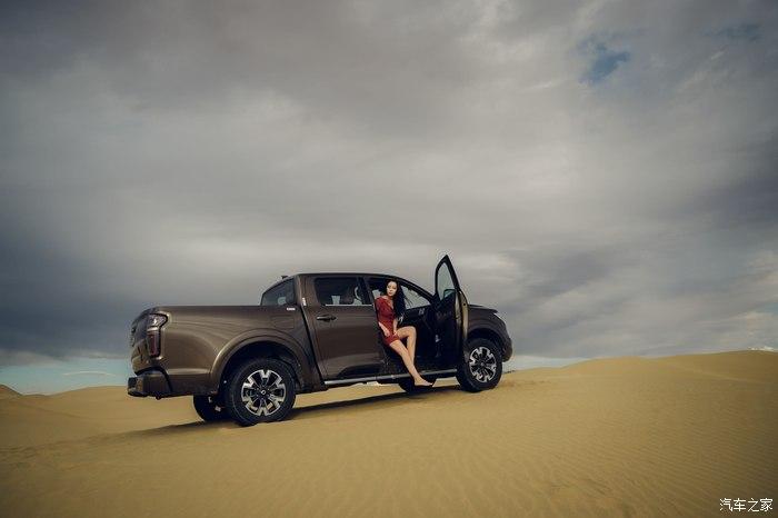 沙漠玫瑰正在开气质美女开炮勇闯库布齐滑沙越野拍大片