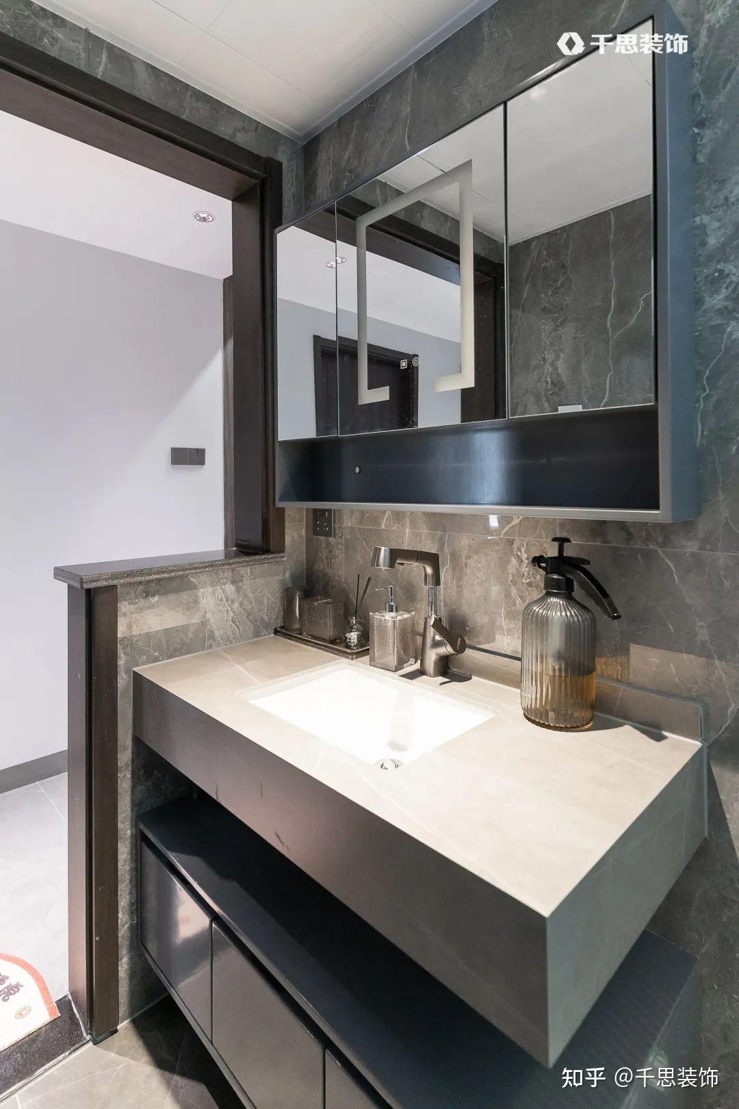 装修案例 | 木饰面 格栅凸显质感,98㎡极简黑白灰住宅个性满满!