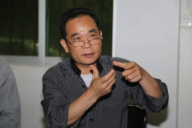 看,左边的小伙子叫郑锡龙,广州大学毕业.