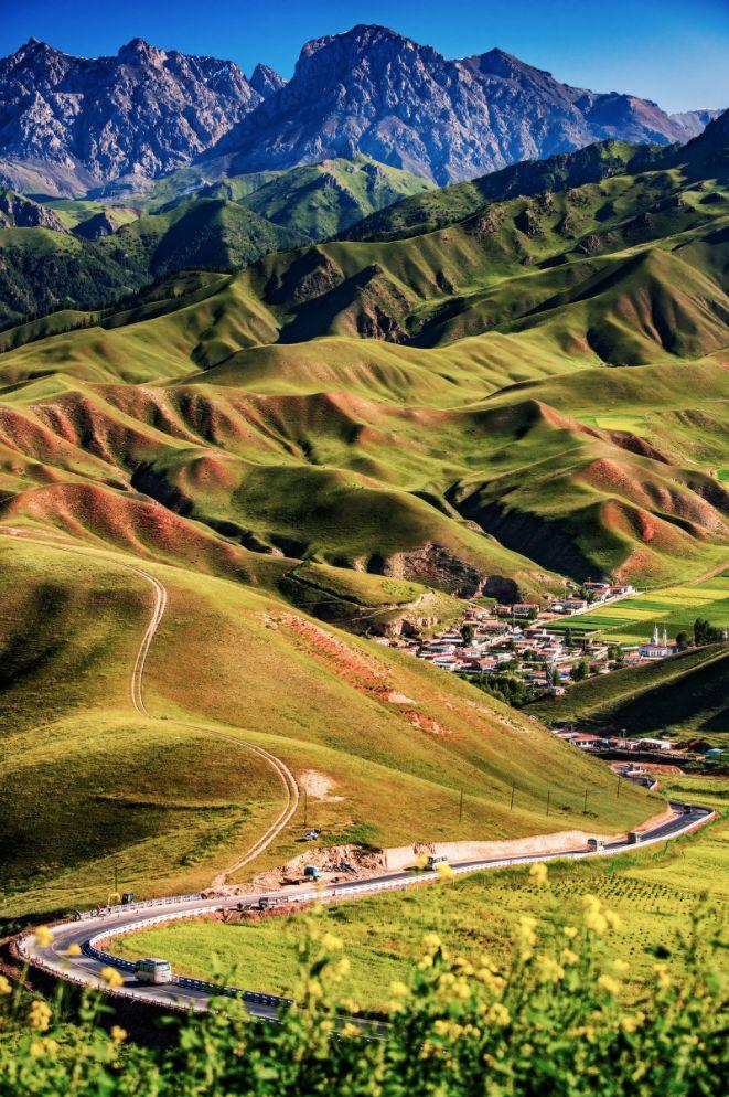 可见到清真寺的绿色圆顶和绝大数高原上的县城一样,祁连县城居住人口