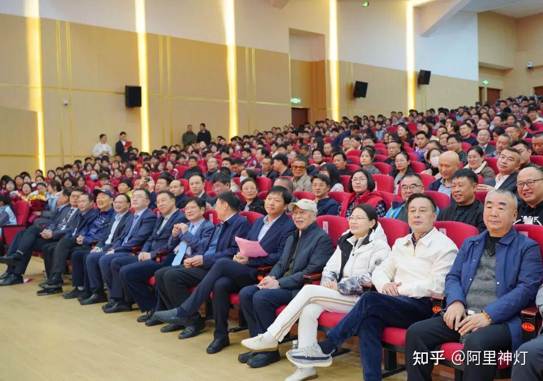 网红教授郑强向江西泰和中学募资捐赠100万