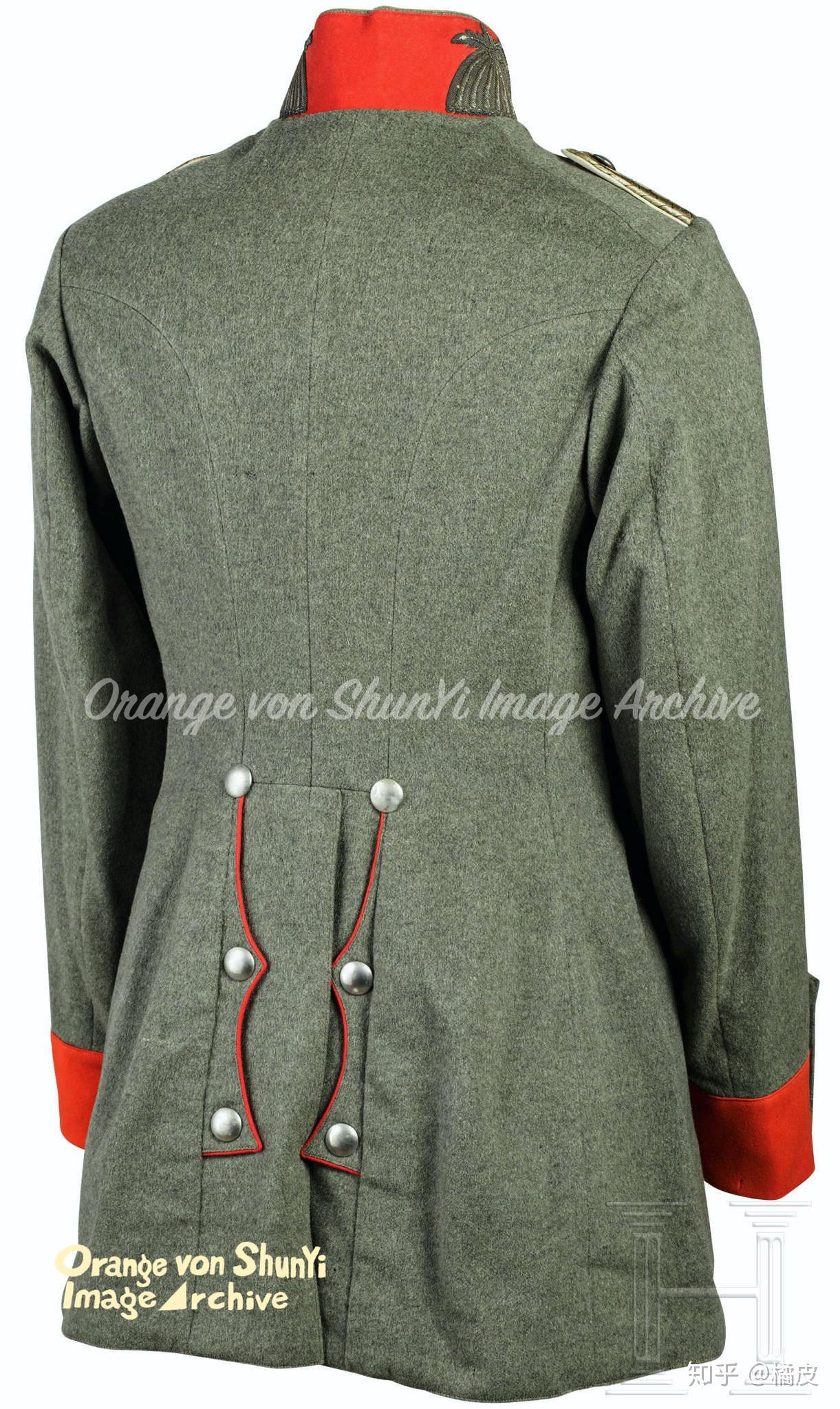 其勃兰登堡袖口在旧式军服上为普鲁士蓝色,因此此处袖口直接同上衣一