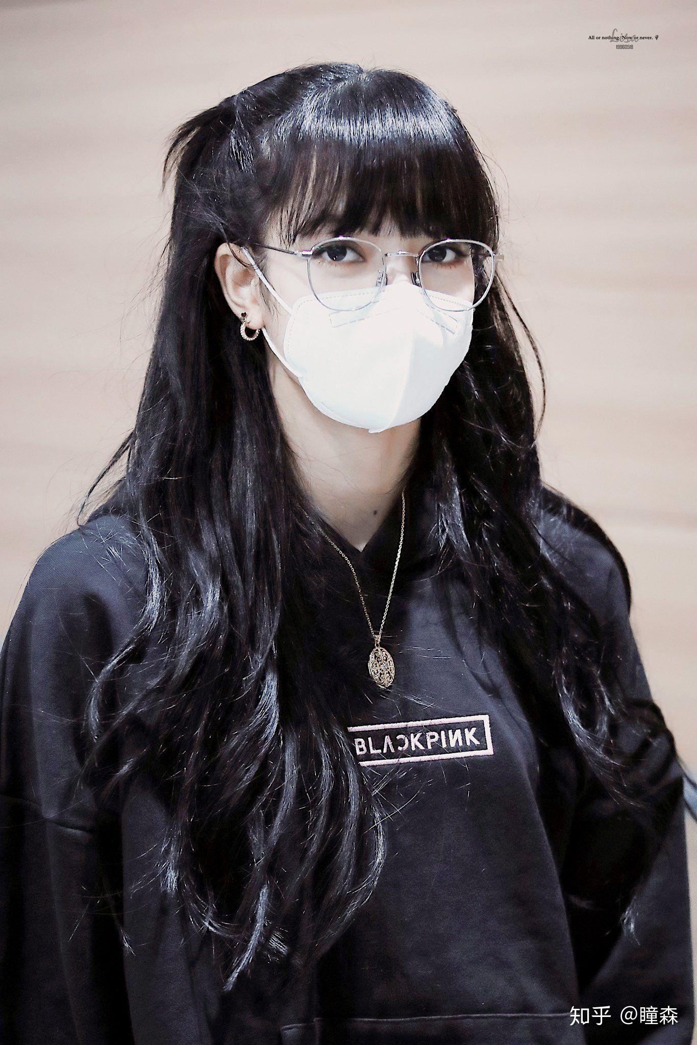 lisa肩膀是不是真的很宽