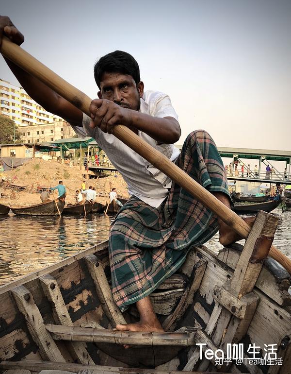 孟加拉划船的男人