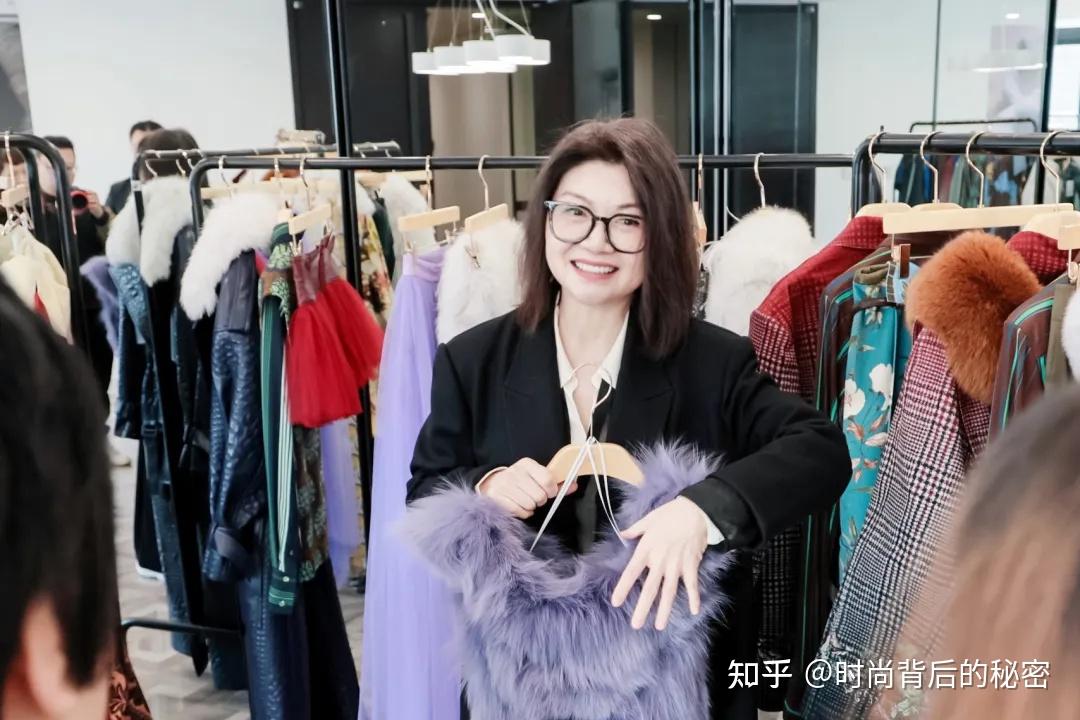 花开不败，东方不败！中国宝藏设计师王陶携领国民高端女装品牌玖姿JUZUI再度出发2025秋冬纽约时装周 - 知乎