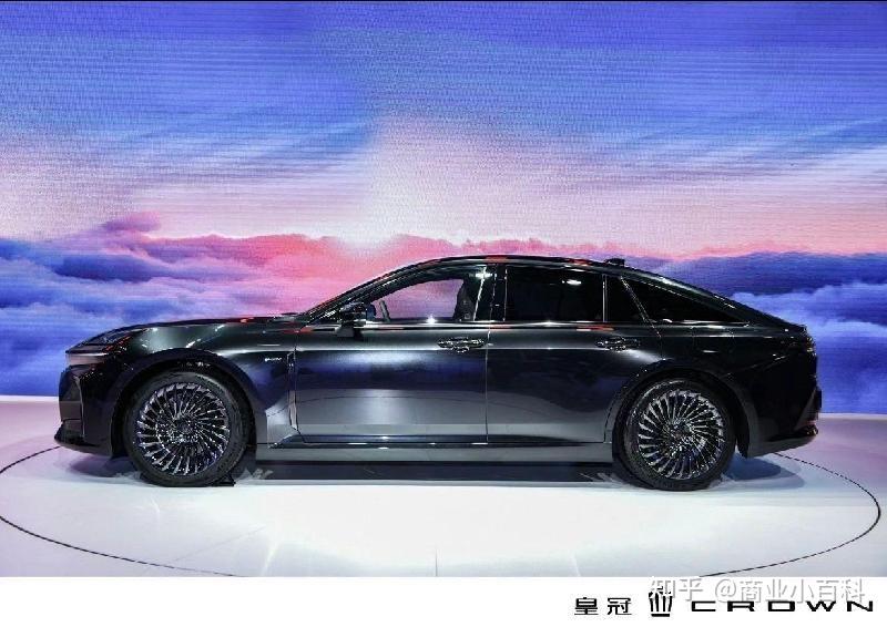 大家好,今天给大家安利一款豪华座驾,那就是——全新第16代丰田皇冠