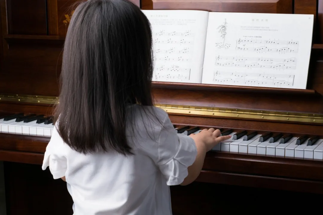 只有正确的坐姿,才可以承受长时间的钢琴训练,不至于在长期练琴过程中