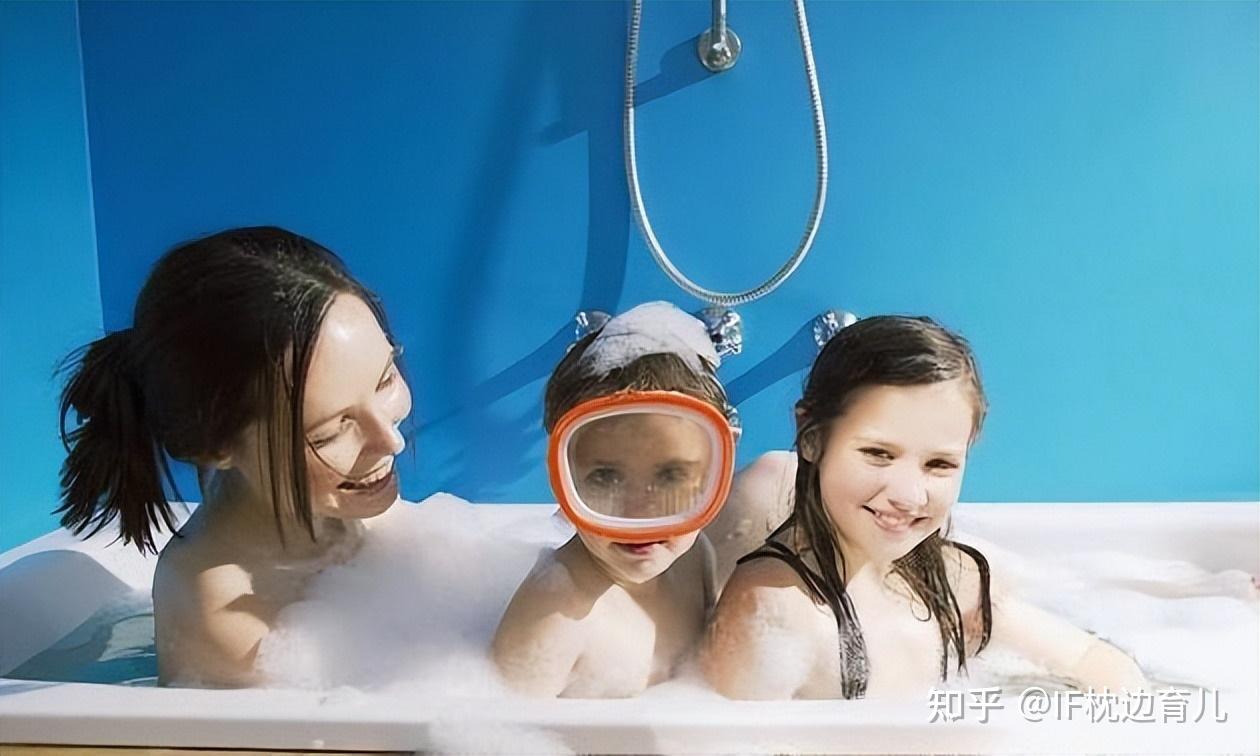 妈妈会带着男宝一起洗澡,父亲可能也会帮年龄幼小的女儿搓澡