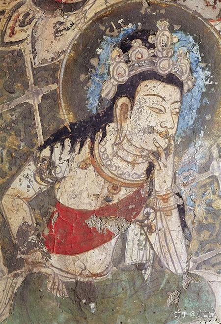 《西方净土变》中的一身思惟菩萨位于阿弥陀佛座下,头戴宝冠,梳高髻