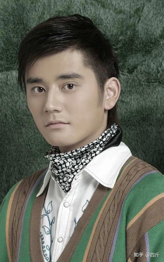 "钱枫事件"女主小艺身份疑似曝光,晒"暴露"照片,专打擦边球