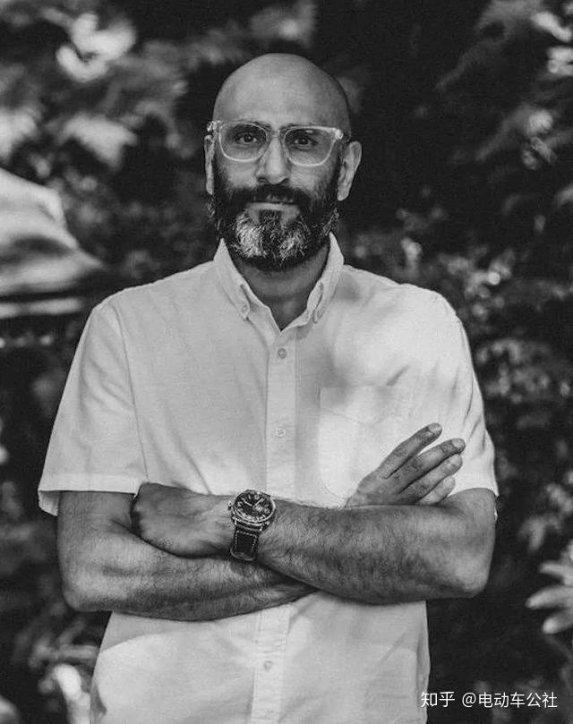 拉文德·帕西分析至此,几乎所有人都能得出结论:那位平平无奇的小