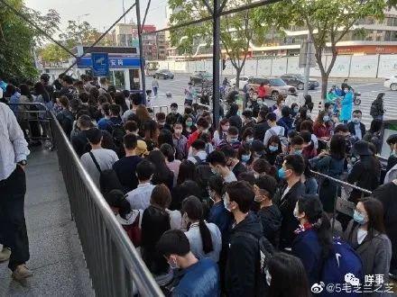 多图广州地铁早高峰50万人限流站外排队两三百米