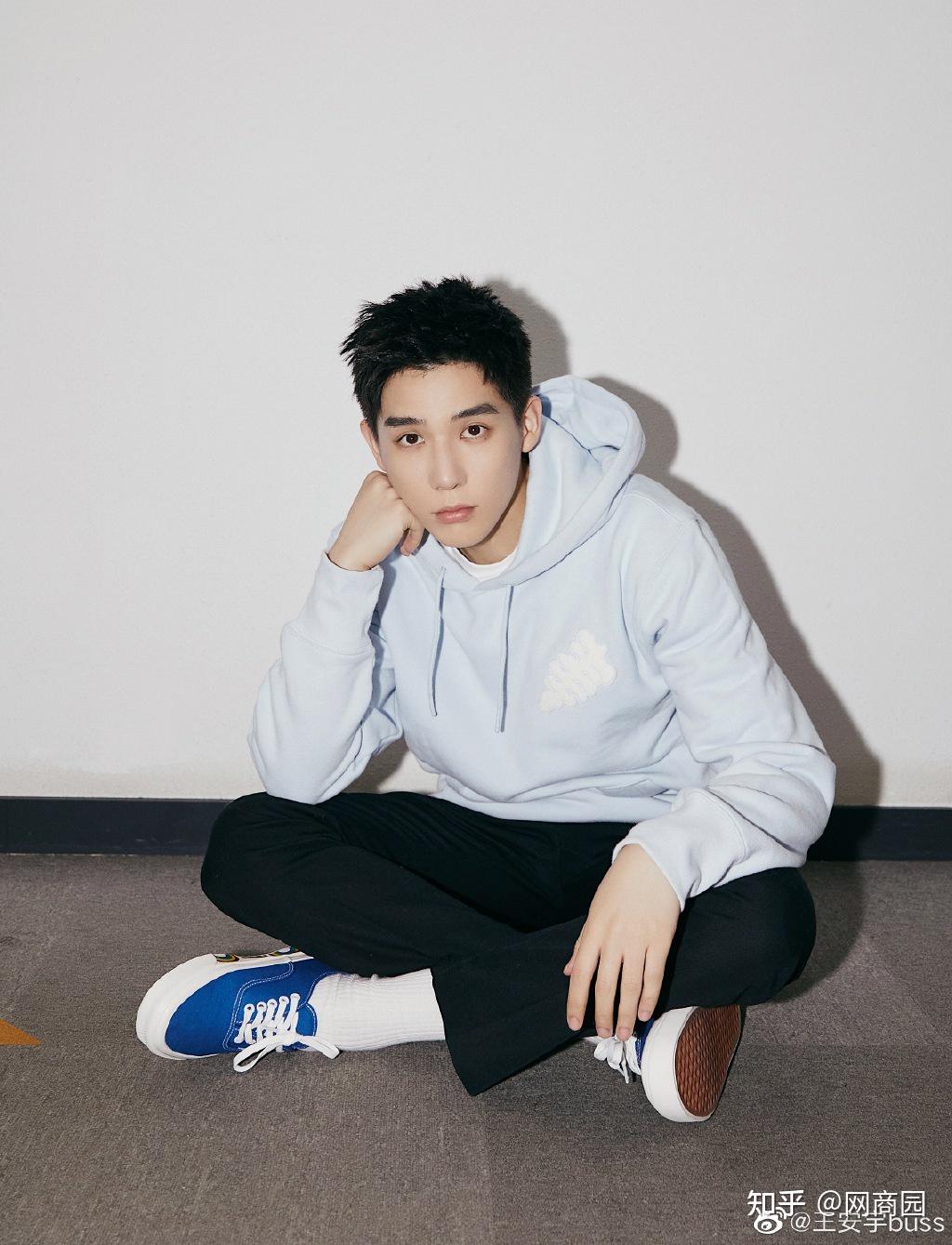 王安宇新晋的流量小生喜欢你寸头时痞痞的样子很帅