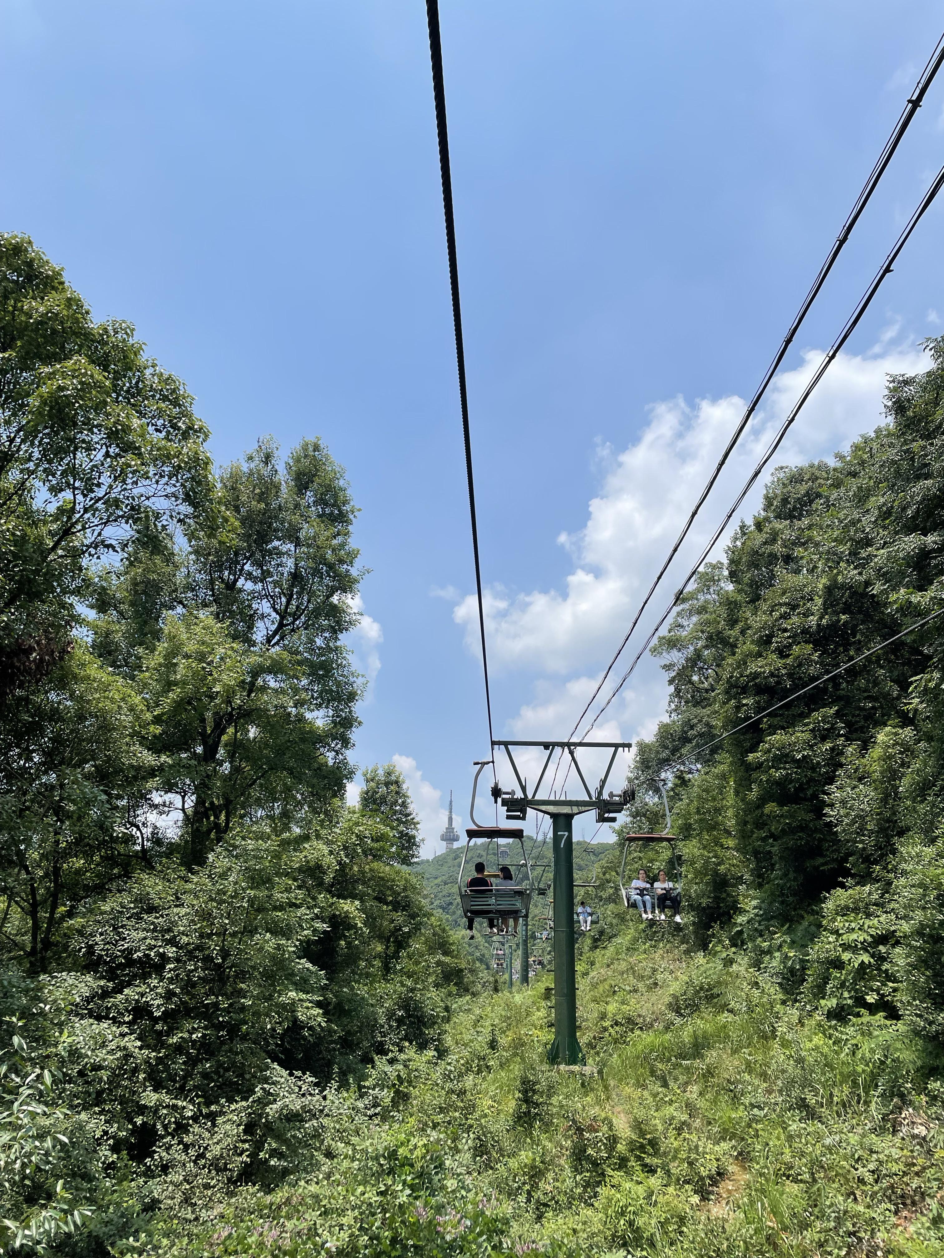 差不多)第二天我们睡到十点,差不多十一点多才到岳麓山买索道门票(坐