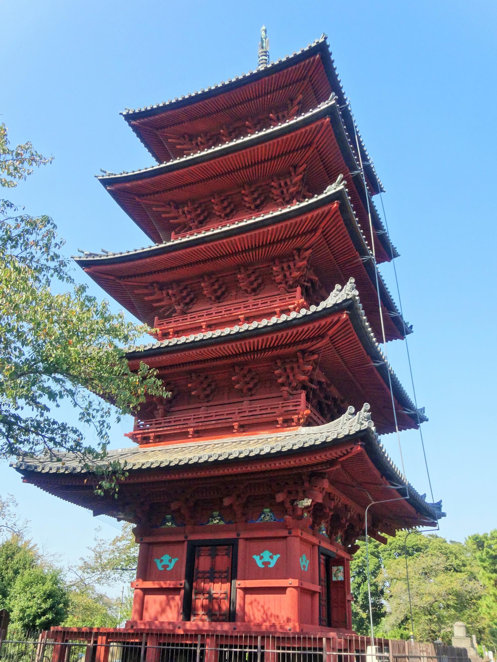 观赏关东地区最古老的五重塔,或者在松涛园樱餐厅品尝用当季美食制作