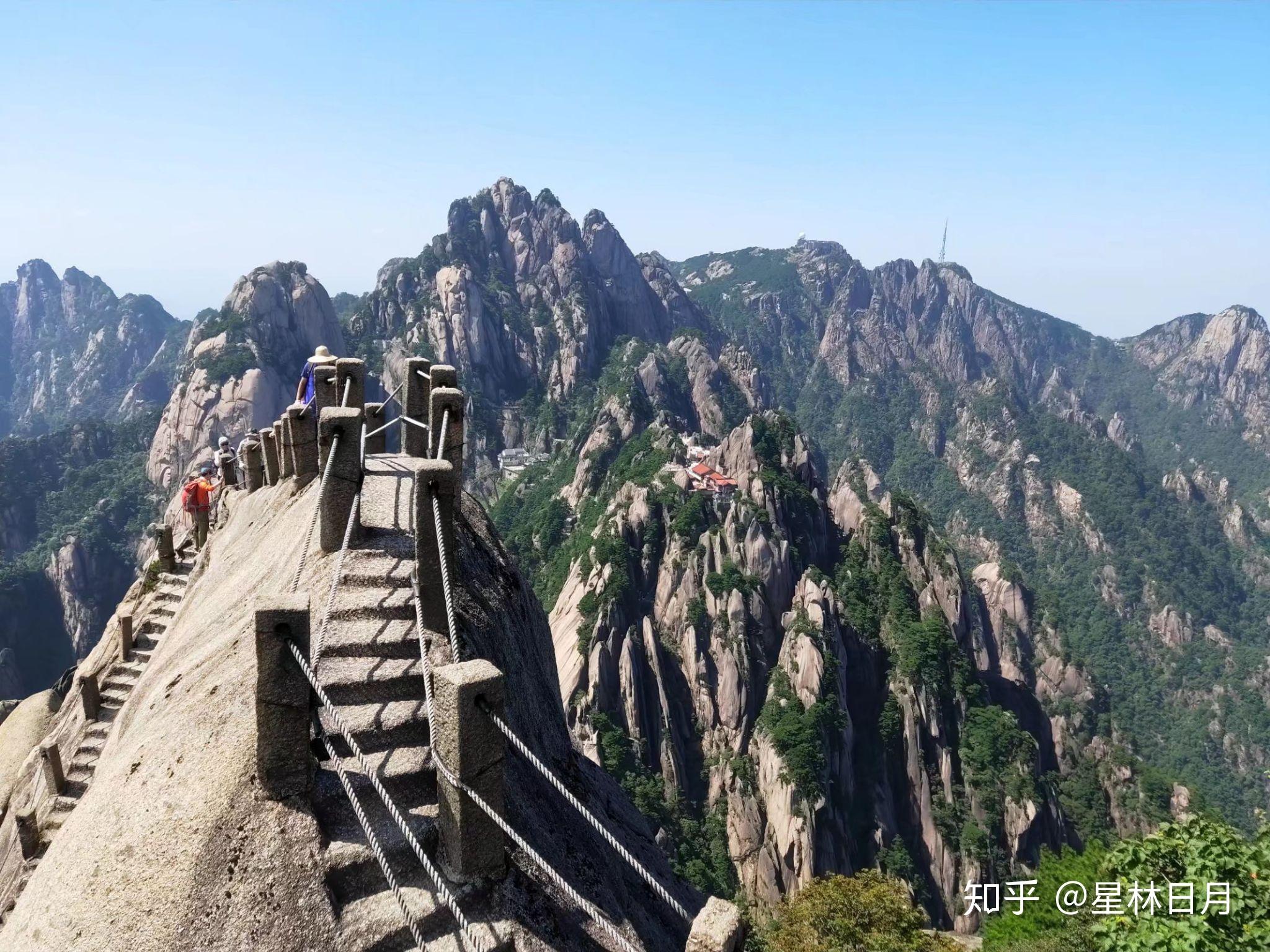 天都峰鲫鱼背天都峰位于玉屏峰迎客松往下,半山寺往上,近乎前山半山腰