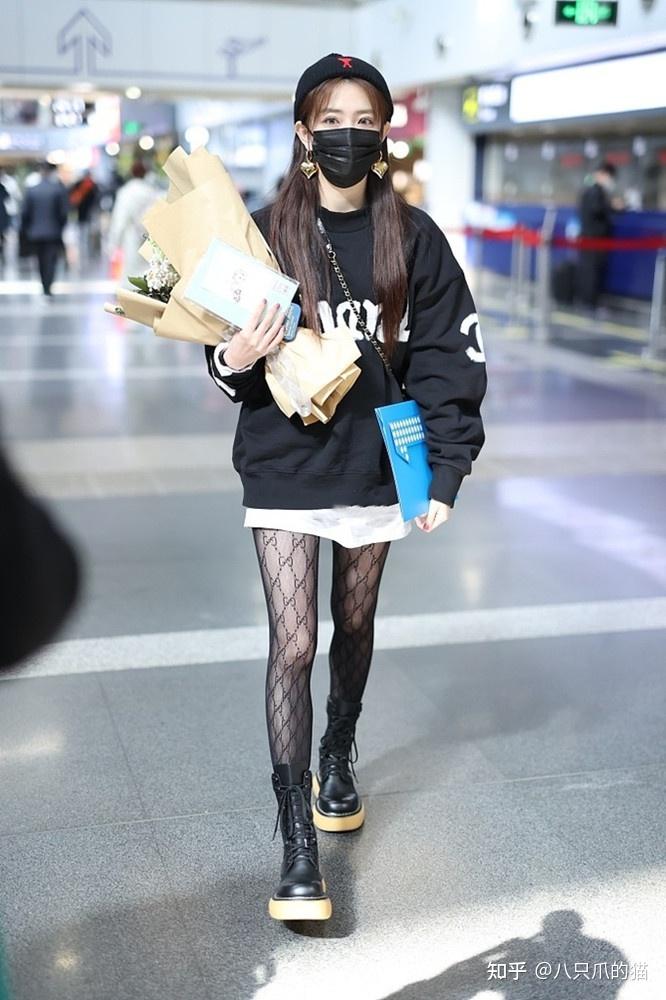 徐璐外出吃饭被偶遇下衣失踪穿搭时髦生图下漫画腿仍抢镜