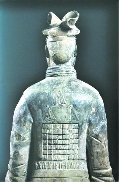 双尾鹖冠,鱼鳞铠甲,彩色花结:如何正确欣赏一尊将军俑? - 知乎