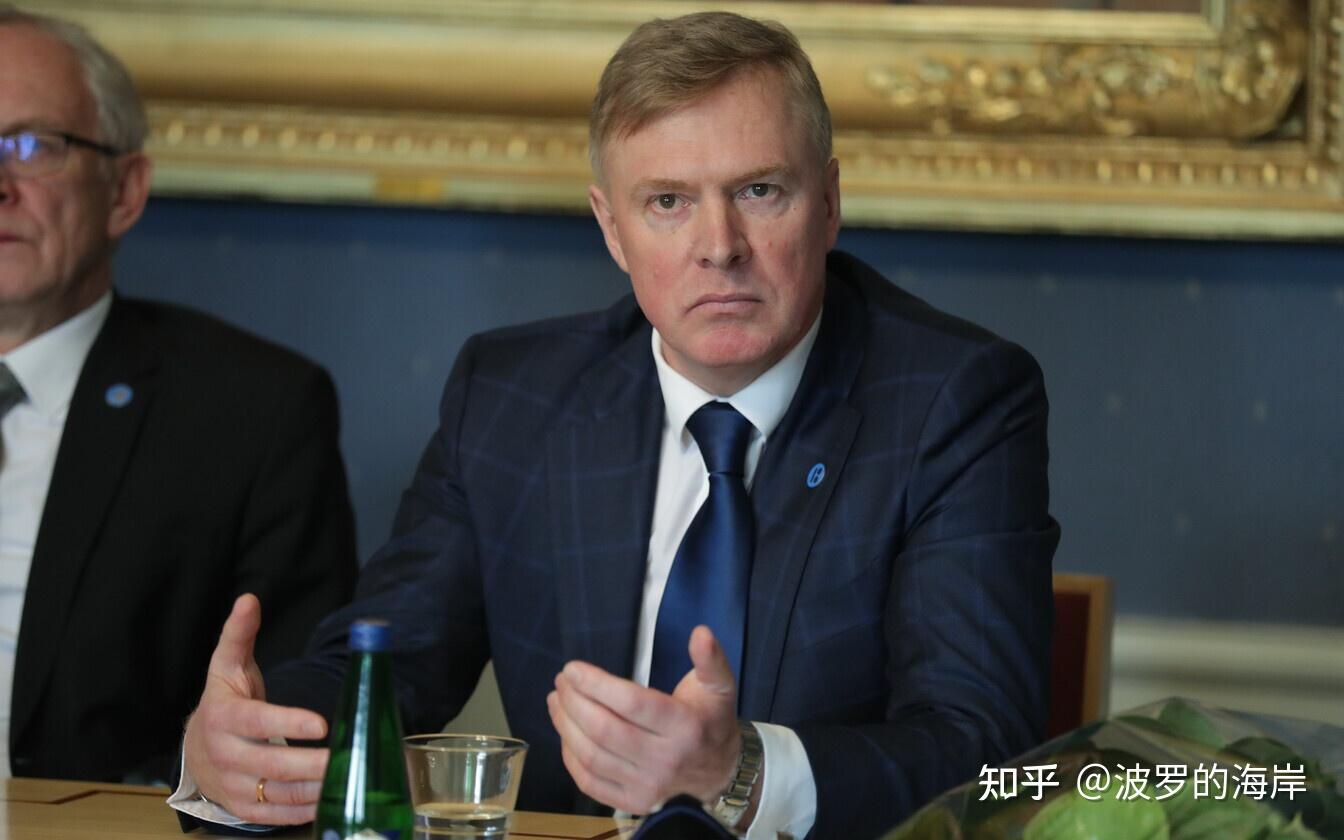 在2015年autorollo丑闻之后,她辞去了社会事务部长一职.