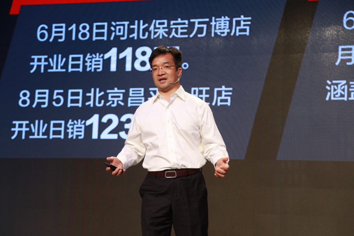 龚进辉这个8月,京东3c像天气一样红红火火,8日当天其负责人胡胜利连跑