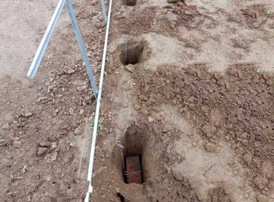 地锚在整个施工过程中基本是属于最好一步,它是要在塑料薄膜安装好