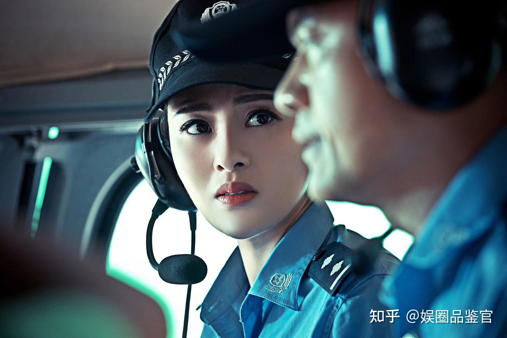 女警官回到监控地点之后,先是被男同事嫌弃女人就不