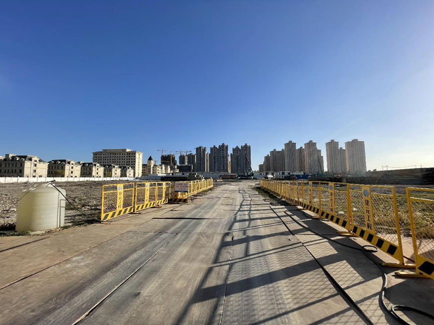 地块现场图银都路以北,春申塘以南,15号线景西路站地块为动迁房地块