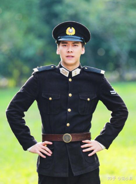 英气不输杨洋号手就位晒主演海报李易峰军装照英武帅气
