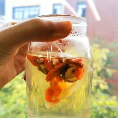 玻璃杯可以泡三杯,保温杯泡味道很浓郁,跟煮了一样,但是再冲,颜色就变