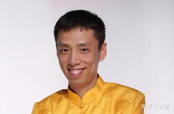 《欢乐喜剧人》中有一个相声演员,眼滴溜圆,皮