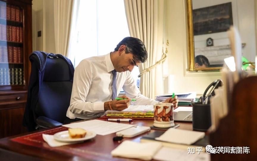 英国首位印裔首相里希·苏纳克(rishi sunak)在走马上任的第一年经历