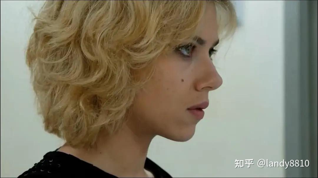 如何通过独特叙事手法引发对人性与能力的反思