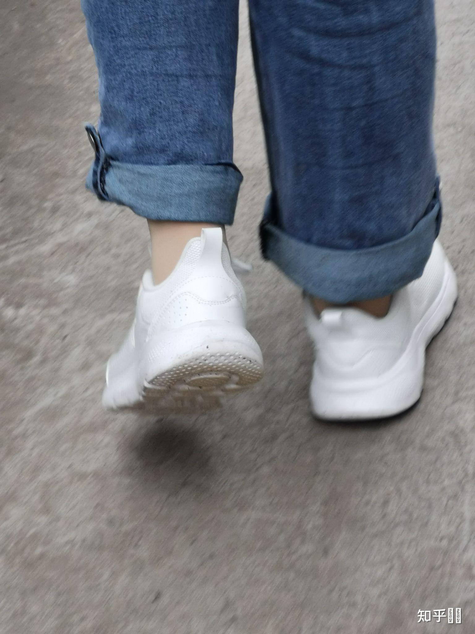 夏天穿短丝袜配运动鞋的多嘛?跑步的话容易滑吗? - 知乎