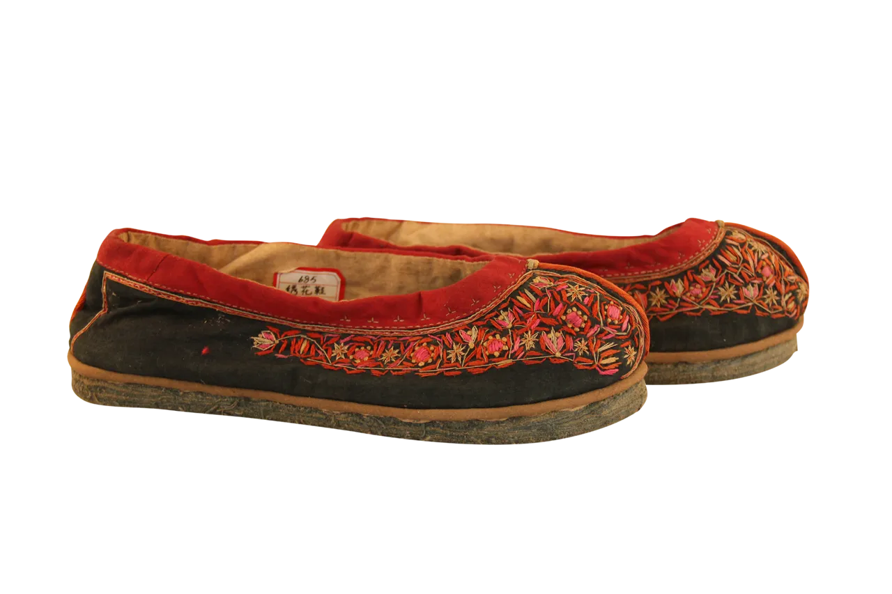 畲族绣花鞋帮面面料主要为黑色和靛蓝,鞋面先绣上花卉和几何图案,题材