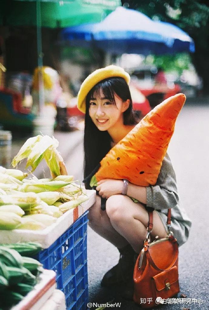 诗苑本名陈诗苑,网名@十元诗苑,今年28岁,毕业于北京师范大学珠海分校