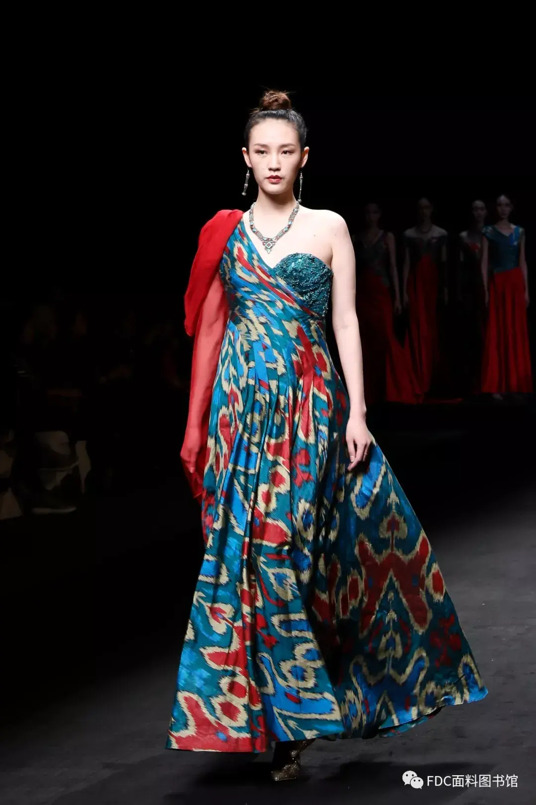 艾德莱斯出天山丨神韵非遗,情系新疆